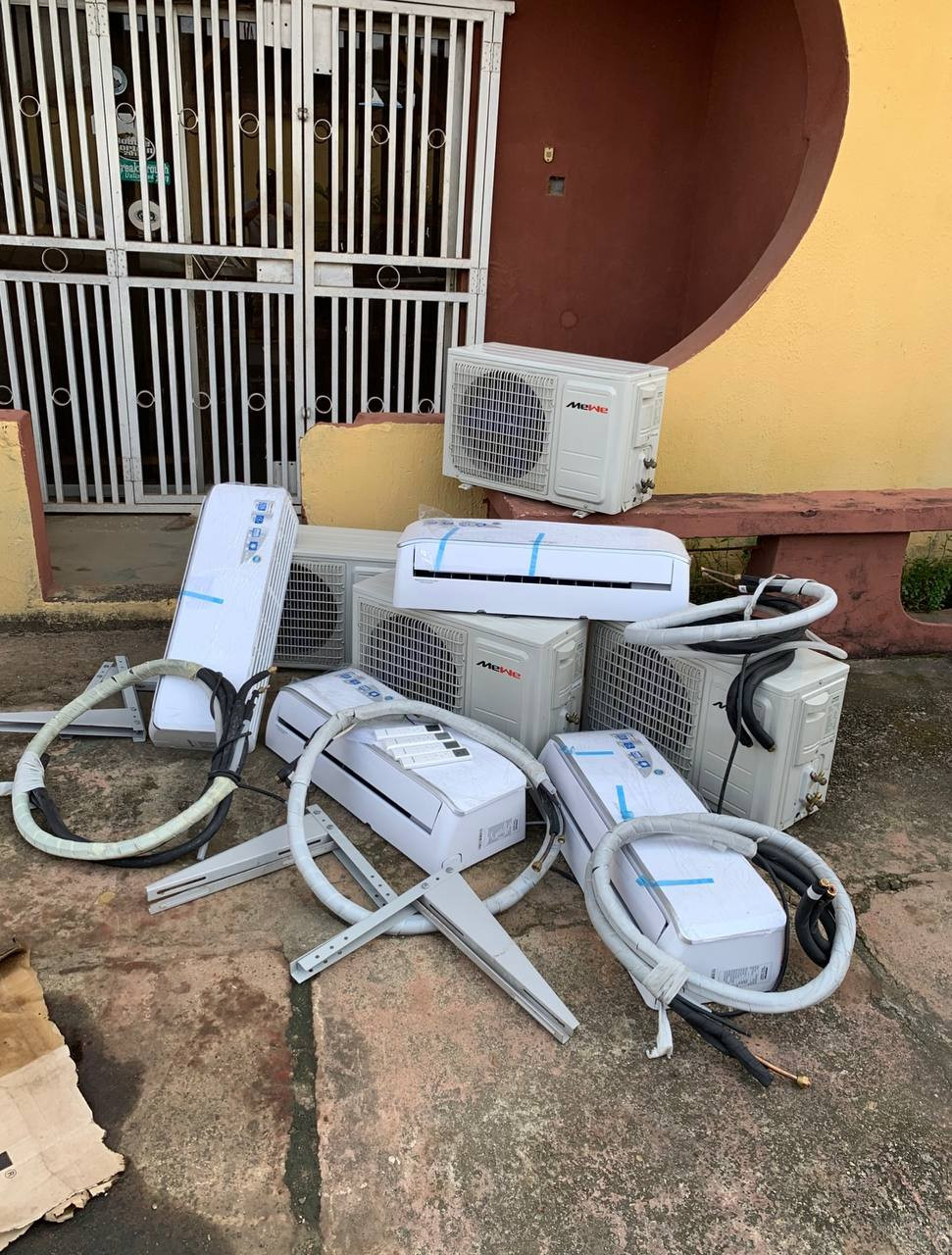 Japa Sales! V.Clean 1Week Used 100% Copper, 1.5Hp Mewe Air-Conditioner with the Full Kit, Both Inner and Outdoor Hanger and already Filled up Gas For-Sale