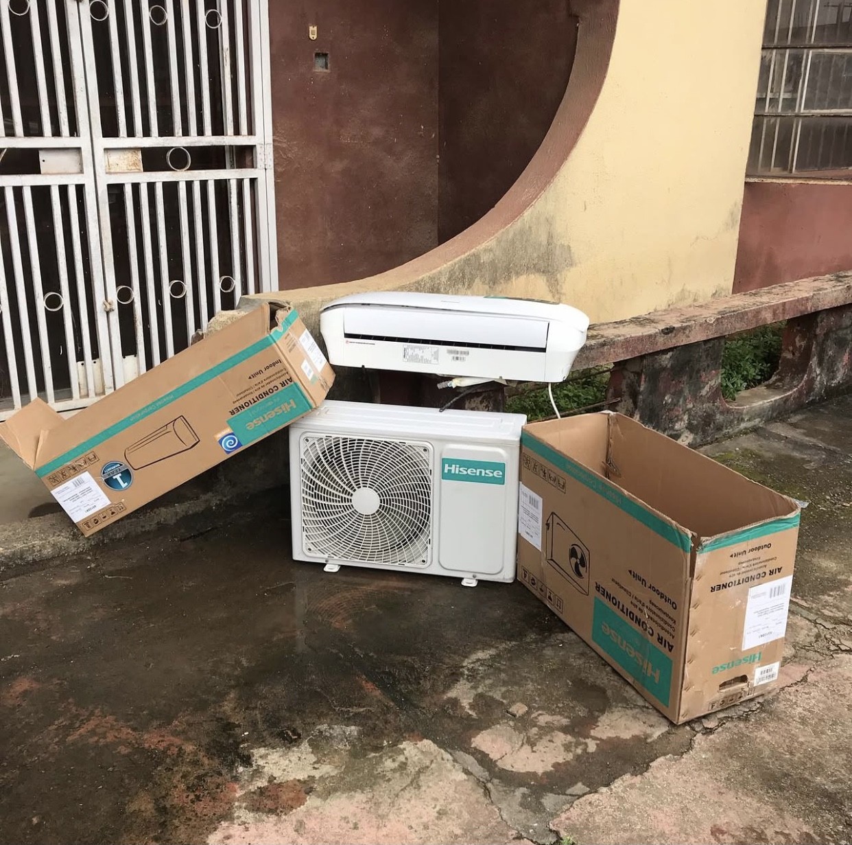 ❌❌SOLD-OUT❌❌ ...V.Clean 1.5Hp Hisense Air-Conditioner with outdoor & indoor hanger with already filled R410A Gas with Pack For-Sale