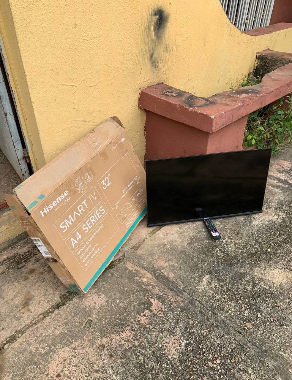 V.Clean 32Inches Hisense, 4K Smart, Frameless Tv With Pack For-Sale