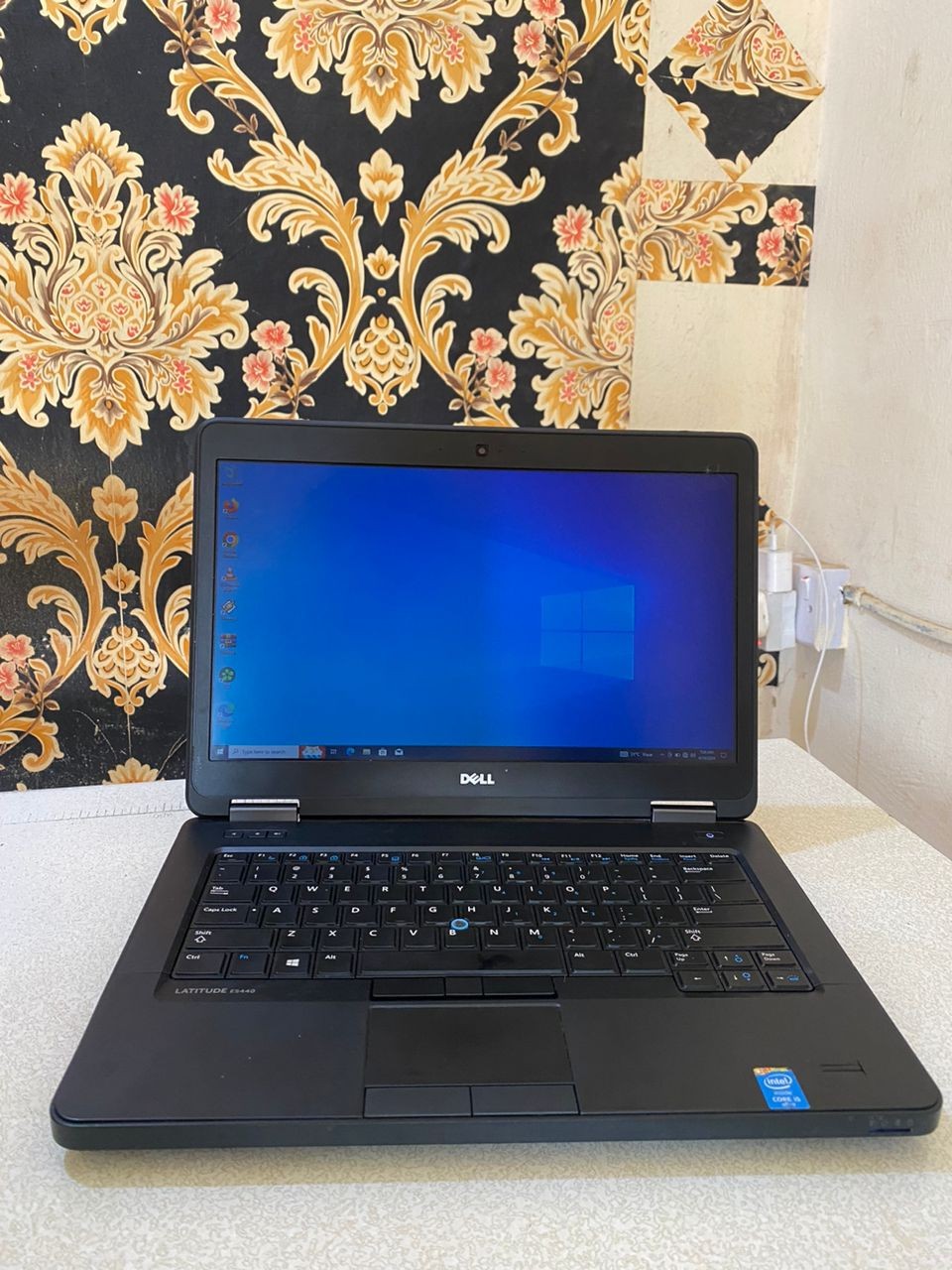 Very clean windows Dell laptop 10 pro corei5 Dell laptop  Latitude ES440  4GIG RAM  500GB HDD, Keyboard light, 3-4hours battery life