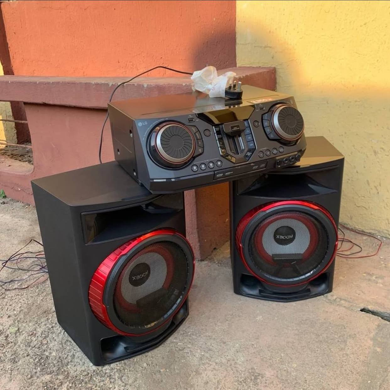 V.Clean 1Months Used, Bluetooth, LG Audio CL87 2350W, Mini Audio, Multi Color lighting, Party Accelerator, Karaoke Star, DJ App For-Sale