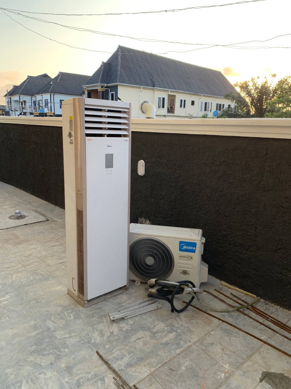 V.Clean 2Months Used, 2Hp Floor Standing Inverter Midea Air-Conditioner With Gas, Kit And Outdoor Hanger For-Sale [ Product Code >> 0717 ]