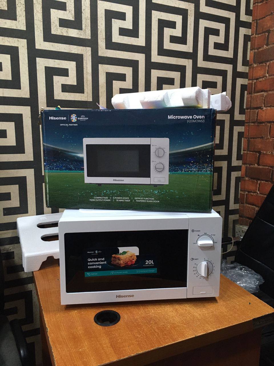 Awoof Brand New, Hisense H20MOWS10 700W 20L Microwave Oven For-Sale