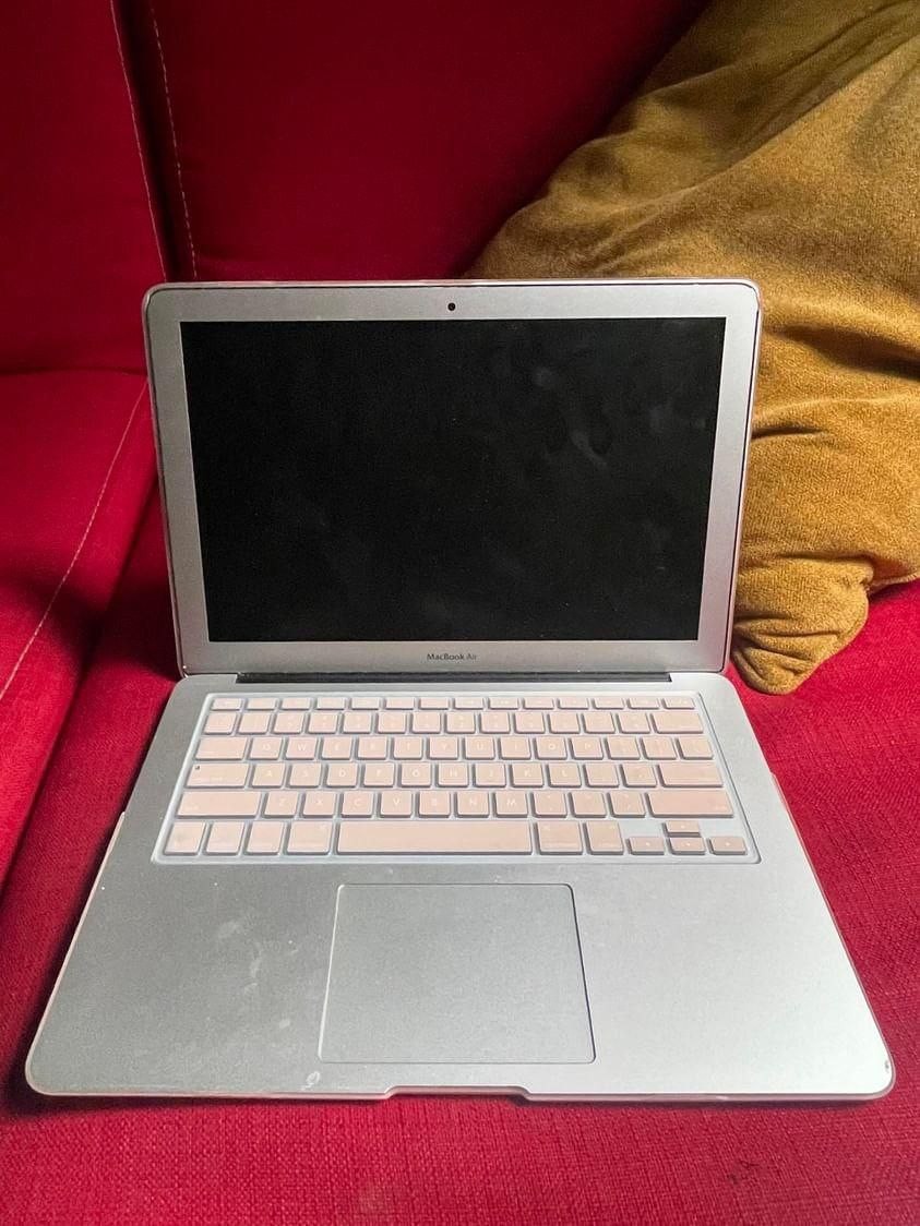 ❌️SOLD-OUT ...  MacBook Air (13-inch, 2017) Processor 1.8 GHZ Dual-Core intel Core i5 Memory 8 GB 1600 MHz DDR3 Graphics Intel HD Graphics 6000 1536 Mbc WITH laptop case